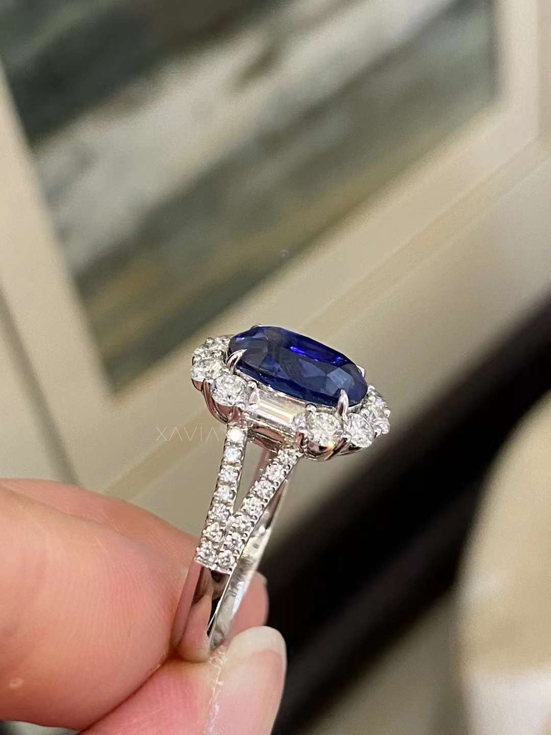 Isolenne – Oval Blue Sapphire Halo Ring